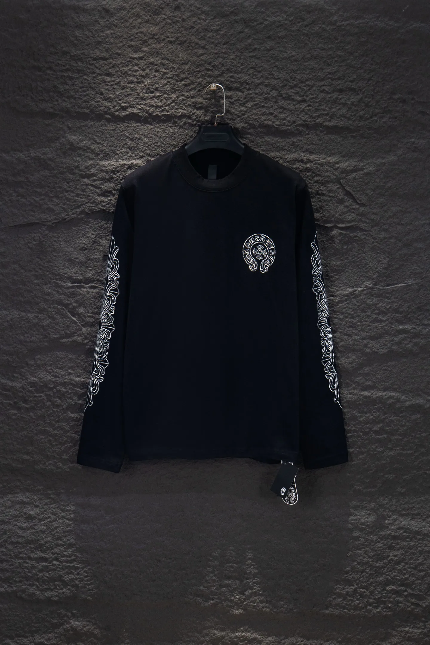 P230 🆕Chrome Hearts os version is really charming and Chrome Hearts is really a must-have. Each season's new version is made to the extreme. It is very practical and can be worn casually. Nice✔️ - ⚠️100% cotton. It is made of 21 double yarns, 300g weight fabric and imported knitted carded cotton. It has moderate thickness, drape and contour, and the upper body is comfortable! ! It is very tolerant to fat body types and can instantly lose five pounds after wearing it!  Specially ordered many Austrian hot diamonds, which have the bling bling effect of natural crystals under the light, with multi-faceted reflective points, and the production cost is extremely high. The laser molding includes a computer engraving machine and a laser machine, which are accurate in units of particles. Finally, it is hot and set at high temperature. After the hot ironing, the firmness needs to be tested repeatedly on the hot stamping. It can show colorful reflections under the light. The collar webbing extends to the shoulders for reinforcement, and the stitching at the joints. The hem and cuffs are all made with 0.2mm gauge double-thread turning. They are carefully produced at a high cost. The attitude of making goods with a magnifying glass restores the quality and effect of the product. The full set of customized accessories is only used to present every detail to customers. Film printing, 50,000 positioning, is very time-consuming. The body is treated with hot diamond elements, which greatly increases the interest of the clothing; unique visual effects. After special treatment, a unique effect is formed. An irregular hem is added to the version. This year's Kroxin is the main version. In the past two years, the oversize version has become the focus of the trend and has been a popular staple in the past two years. The change of designers has made this brand an instant hit. The progressive fashion of the times also needs the blood impact of fresh elements and trendy designs in order to continue its glory! It’s stylish both inside and outside, a must-have for high street travel! An absolute "eye-catching style" that can match couples 💏 Color: Black White Size: S M L XL